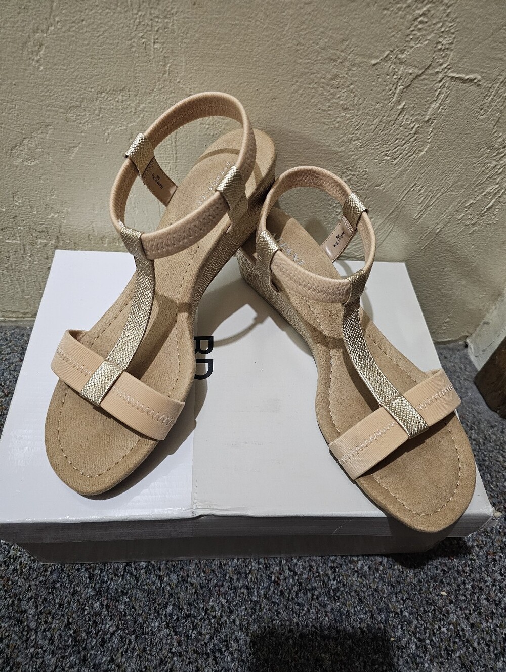 Alfani Step ’N Flex Voyage Metallic Gold Wedge Sandals Size 9M